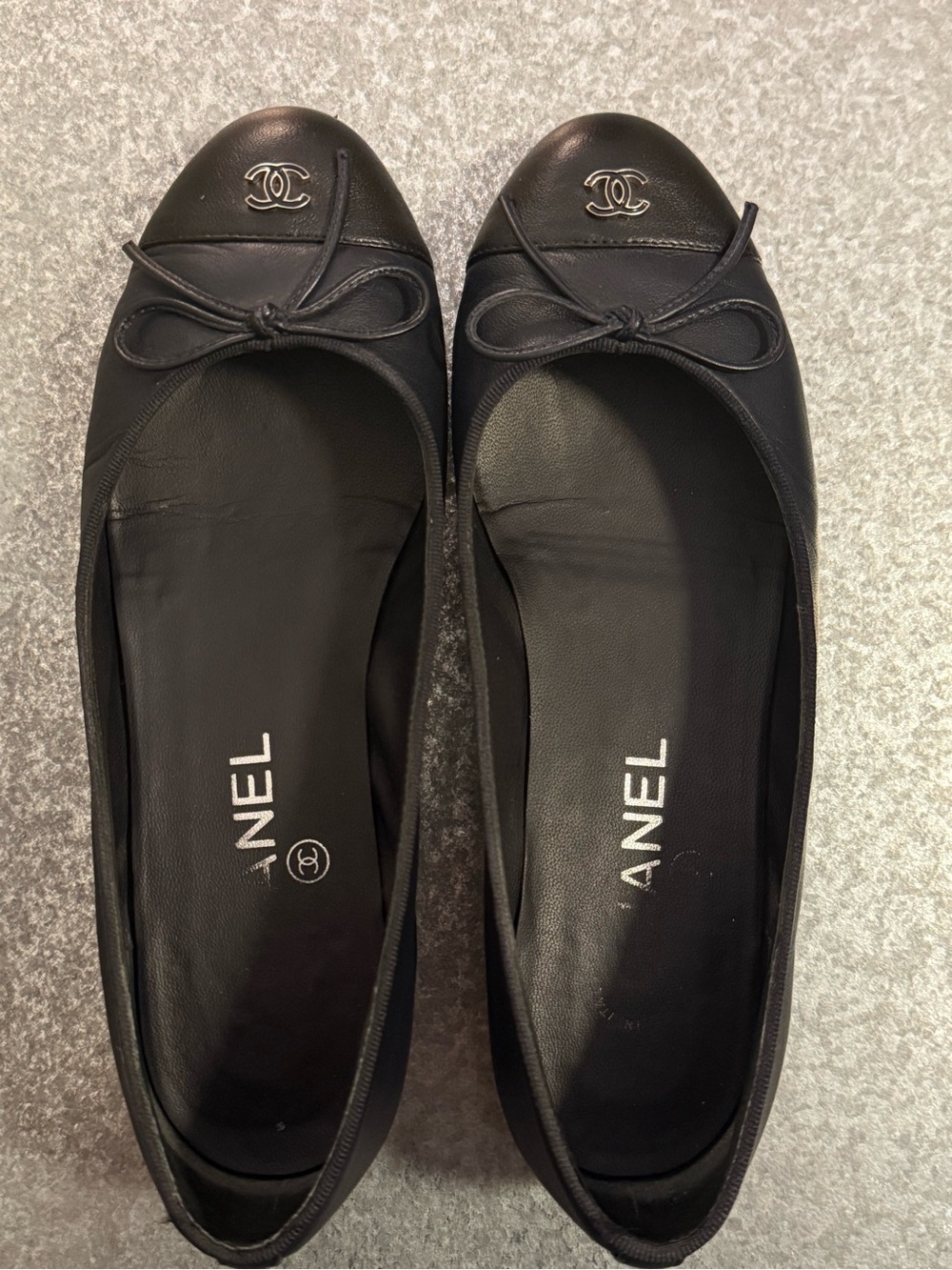 ❤️❤️SOLD❤️❤️
CHANEL Blue & Black Leather Bow Ballet Flats with CC Logo